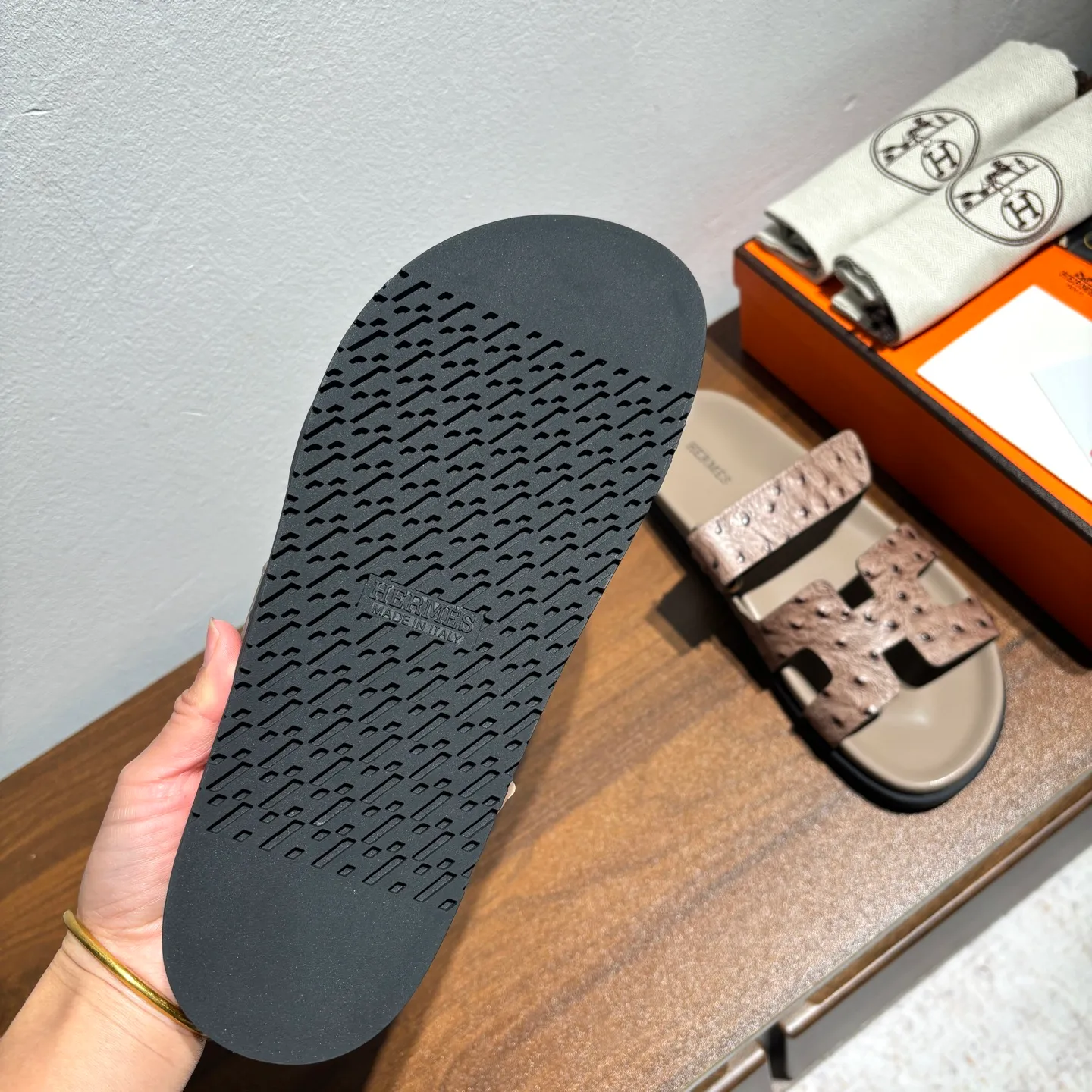 👟👟Ex-factory price 520👟👟 Men's size +10 Brand💗: HERMES Number💗: H8018-210199 Color💗: Ostrich pattern new color system Size 💗: 35 to 40 38-45 Upper material: imported calfskin Outsole material: Tpu anti-slip and wear-resistant outsole 🆕🆕🆕HERMES 2025 latest color matching, original purchased and dismantled, imported custom fabrics. All colors have been adjusted N times, striving to be zero different from the original! The top version for women 💰 Erjie's shoes that have become extremely popular recently - chypre sandals, which are comfortable for all ages and are cute and cute. Paired with various colored socks, it’s so trendy
